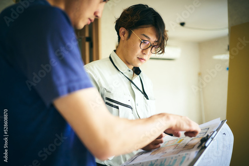 大工職人と打ち合わせをする現場監督