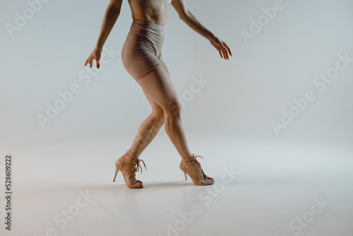 Obraz na płótnie Young woman dancer dancing high heels dance