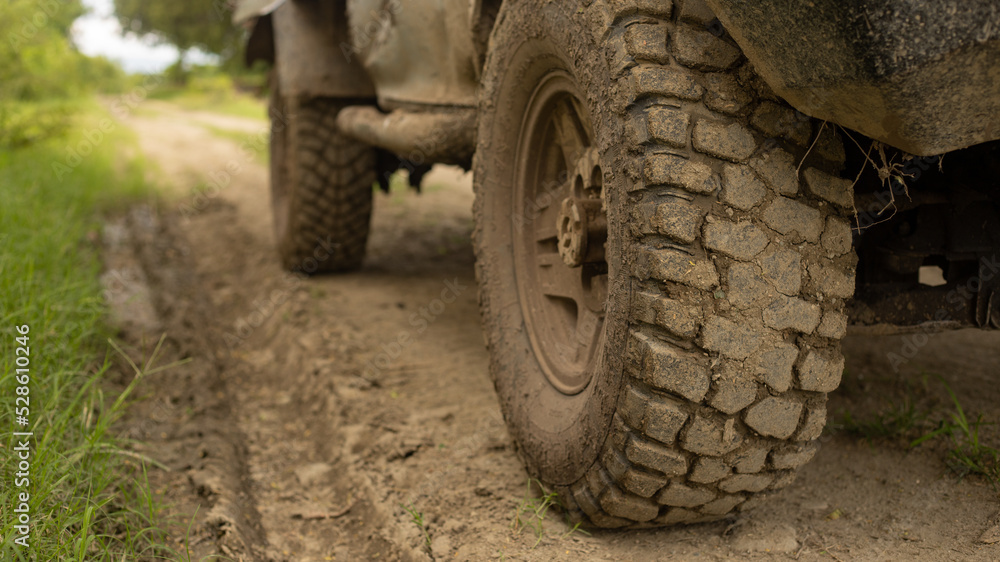 Fototapeta premium 4X4 VEHICLE ON OFFROAD ROUTE IN THE MIDDLE OF THE COUNTRYSIDE, OUTDOORS