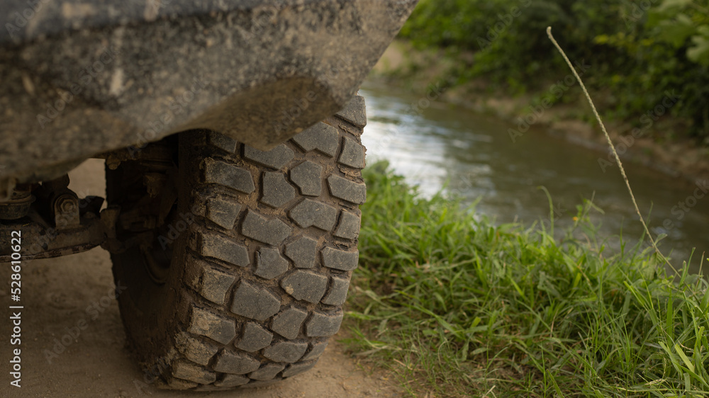 4X4 VEHICLE ON OFFROAD ROUTE IN THE MIDDLE OF THE COUNTRYSIDE, OUTDOORS 4X4 VEHICLE ON OFFROAD ROUTE IN THE MIDDLE OF THE COUNTRYSIDE, OUTDOORS