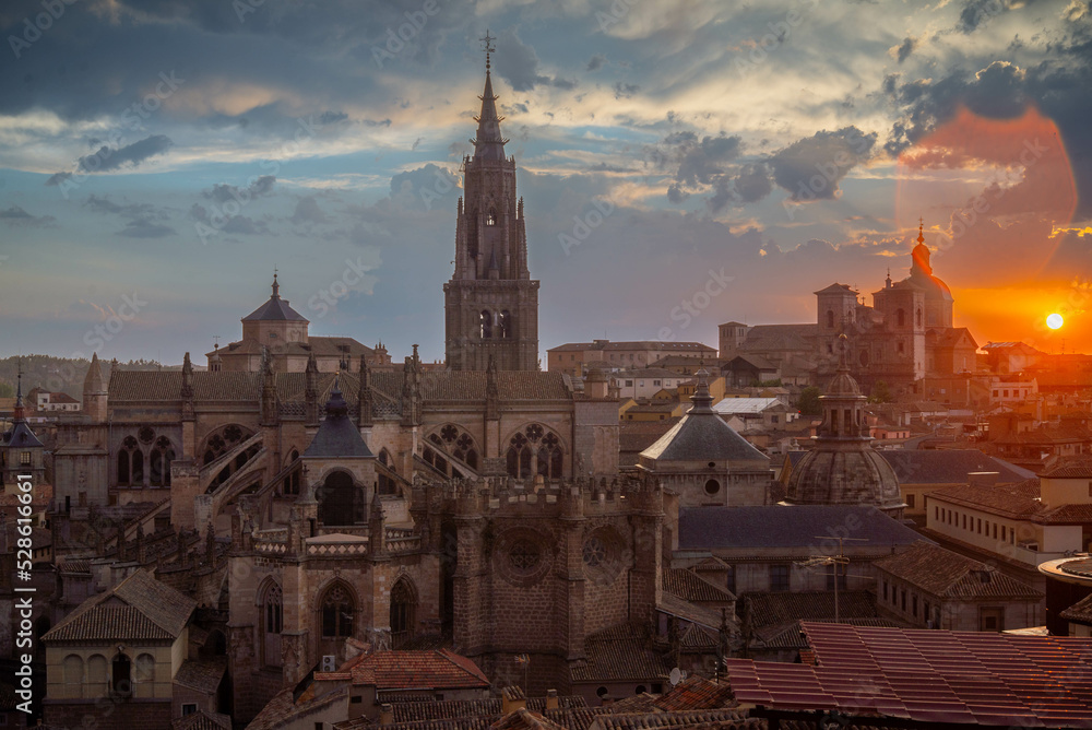 
Impresionante vista panorámica de la hermosa puesta de sol sobre el casco antiguo de Toledo. Destino de viaje España