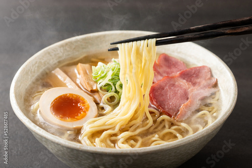 ほんわか湯気の立つ、熱々の塩ラーメン