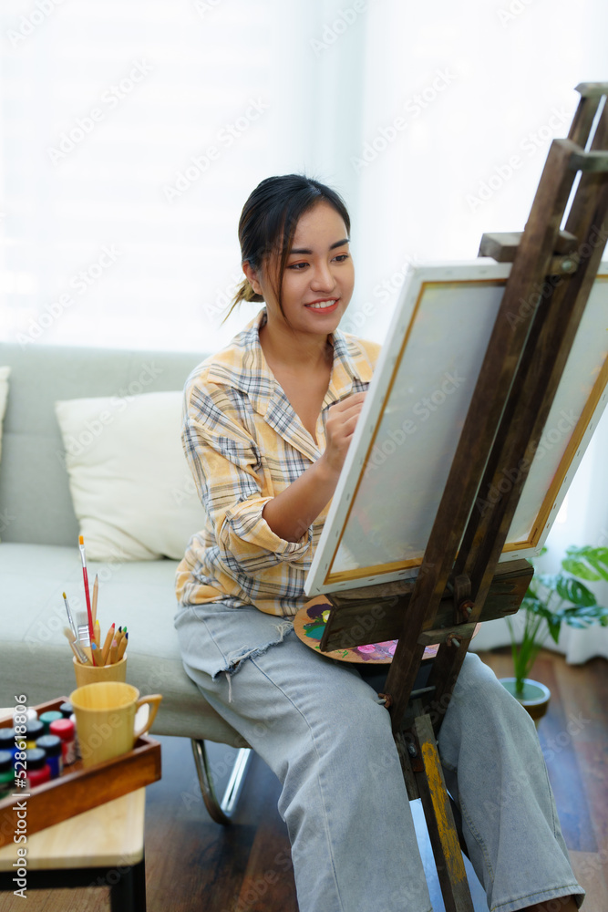 Obraz premium Portrait of an Asian woman designing art in her spare time.