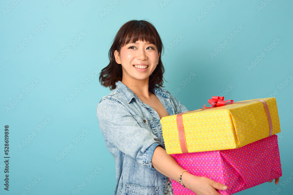 プレゼントを手にする女性 プレゼントを手にする女性