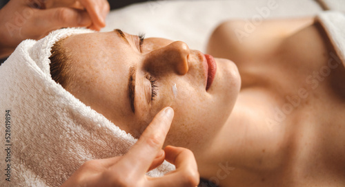 Cuadro en lienzo Woman patient receiving eyes massage, applying collagen under the eyes