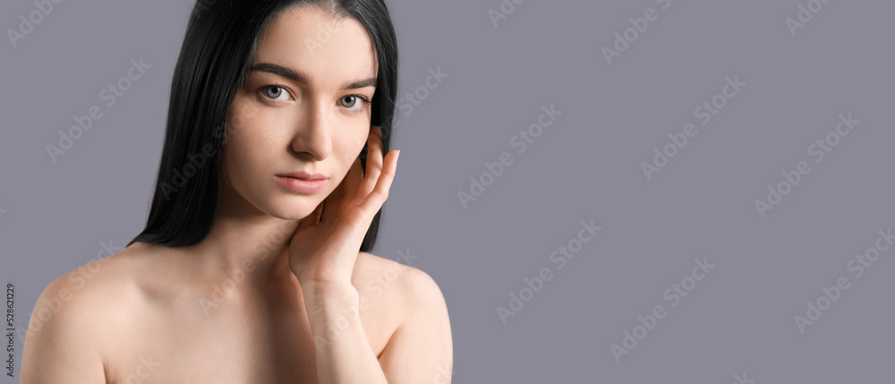 Obraz premium Pretty young woman with straight long hair on grey background with space for text