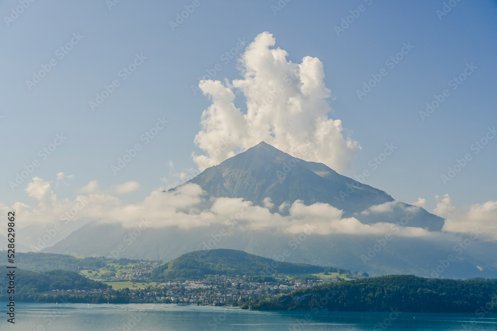 Spiez, Thunersee, Niesen, Faulensee, Gunten, Sigriswil, Seeufer, Morgennebel, Wolken, Alpen, Schweizer Berge, Wassersport, Wanderweg, Berner Oberland, Sommer, Schweiz