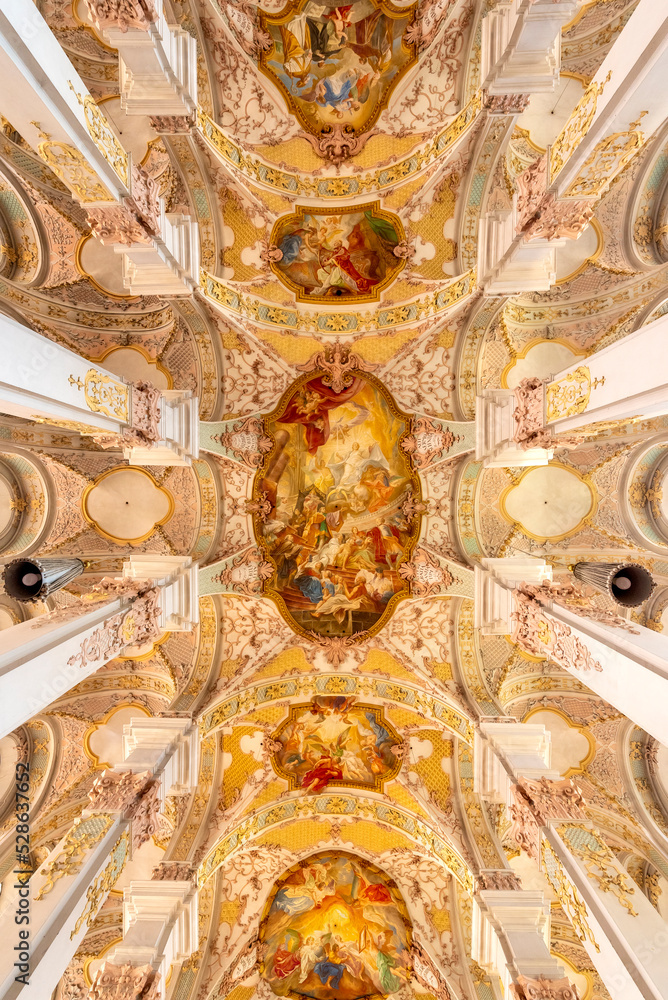 Die Deckenkonstruktion der Heilig-Geist-Kirche in der historischen Altstadt von München mit ihren prachtvollen, bunten im Spätbarock gestalteten Gemälden