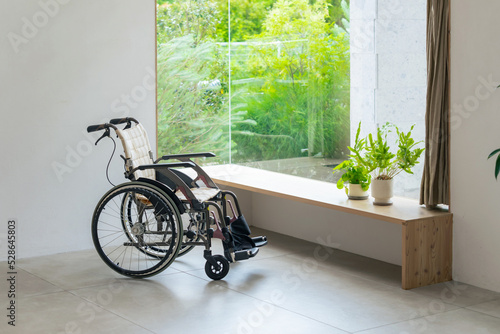 緑の見える部屋と車椅子 介護施設
