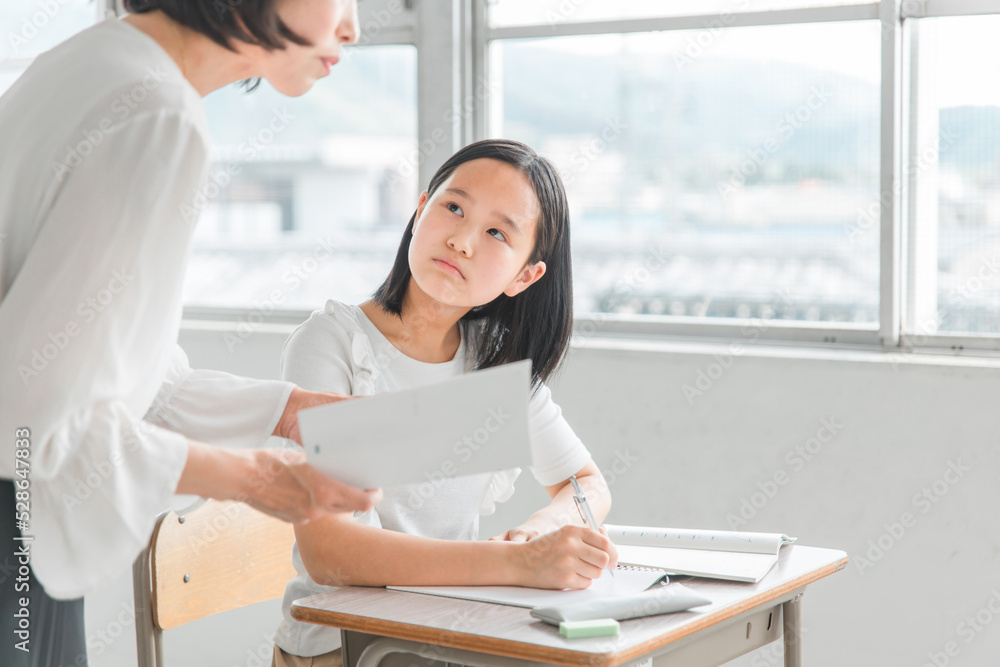 塾・学校で勉強する子供と指導する先生(困る)
塾・学校で勉強する子供と指導する先生(困る)