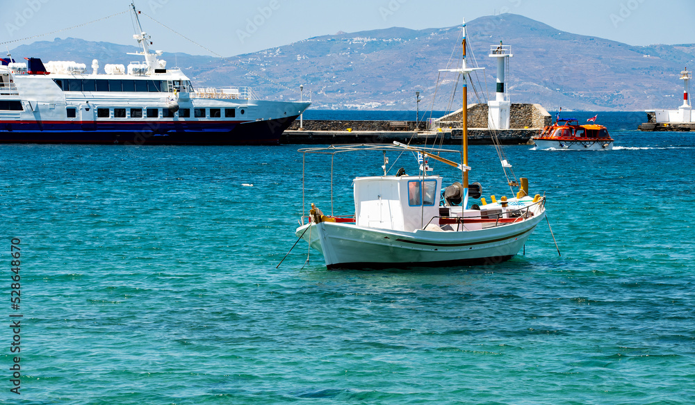 Fischerboot    Die malerische  Hauptstadt Chora bekannt als Mykonos-Stadt auf der beliebten Kykladeninsel Mykonos, Griechenland