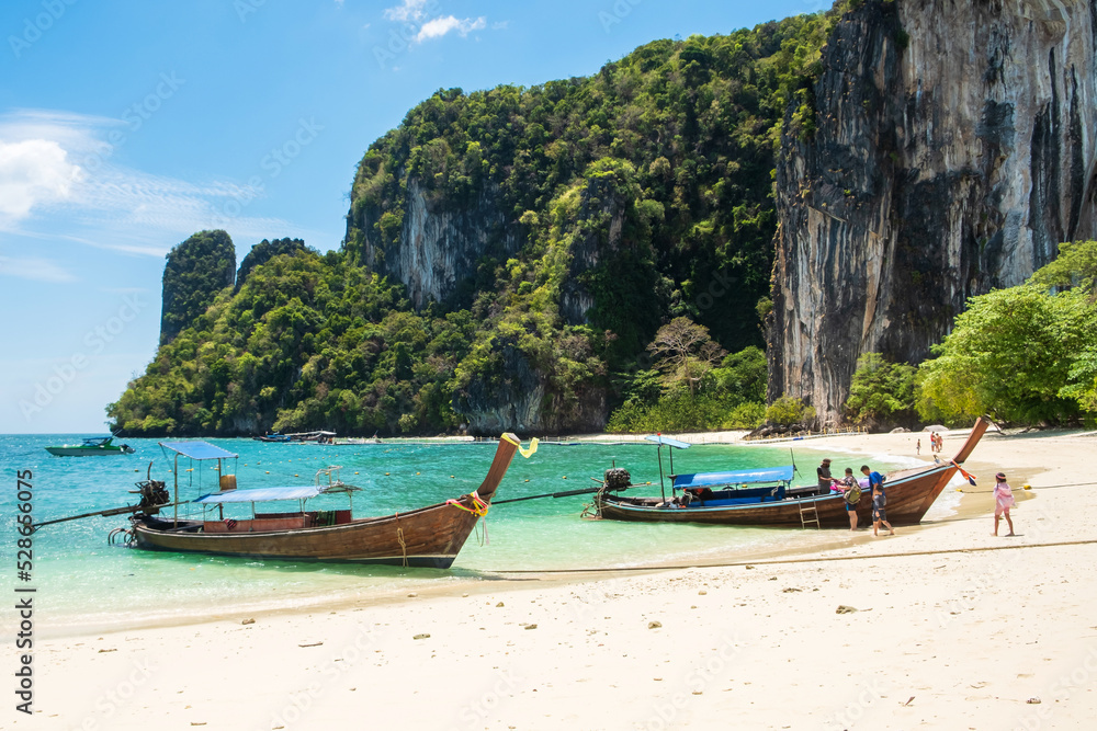 Obraz premium longtail boat on Hong island, Krabi, Thailand. landmark, destination Southeast Asia Travel, vacation and holiday concept