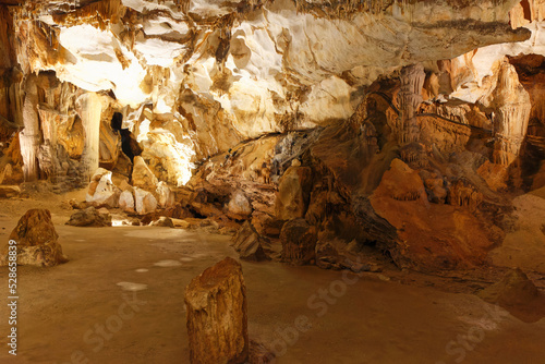 Billede på lærred La grotte de Limousis est une grotte creusée par une rivière souterraine qui se situe dans le département de l'Aude, sur la commune de Limousis