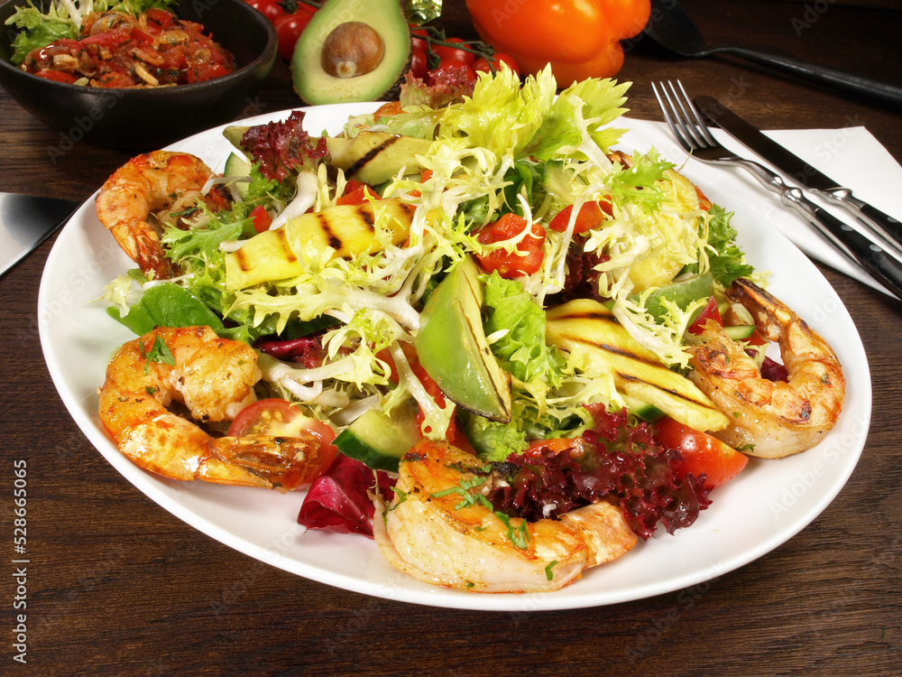 Gemischter Salat mit Riesengarnelen und Mango Gemischter Salat mit Riesengarnelen und Mango