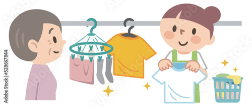 家事代行サービスで洗濯物を干す女性
