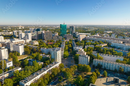Piękny panoramiczny widok z drona na centrum nowoczesnej Warszawy z sylwetkami drapaczy chmur. Na pierwszym planie Muranów – zielona dzielnica Warszawy. #528668222
