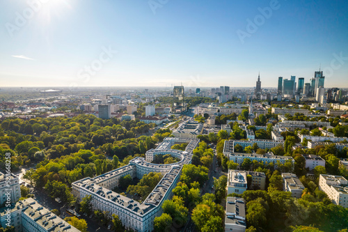Piękny panoramiczny widok z drona na centrum nowoczesnej Warszawy z sylwetkami drapaczy chmur. Na pierwszym planie Muranów – zielona dzielnica Warszawy. #528668258