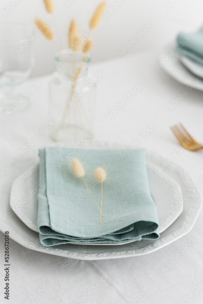 Table linens decoration with green linen napkins Table linens decoration with green linen napkins