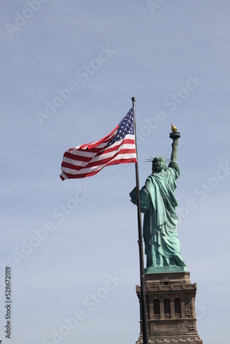 statue de la liberté et son drapeau new york © stephanie
