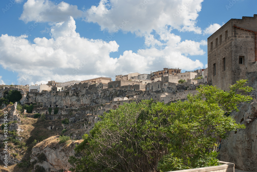 paesaggio case e grotte di Matera