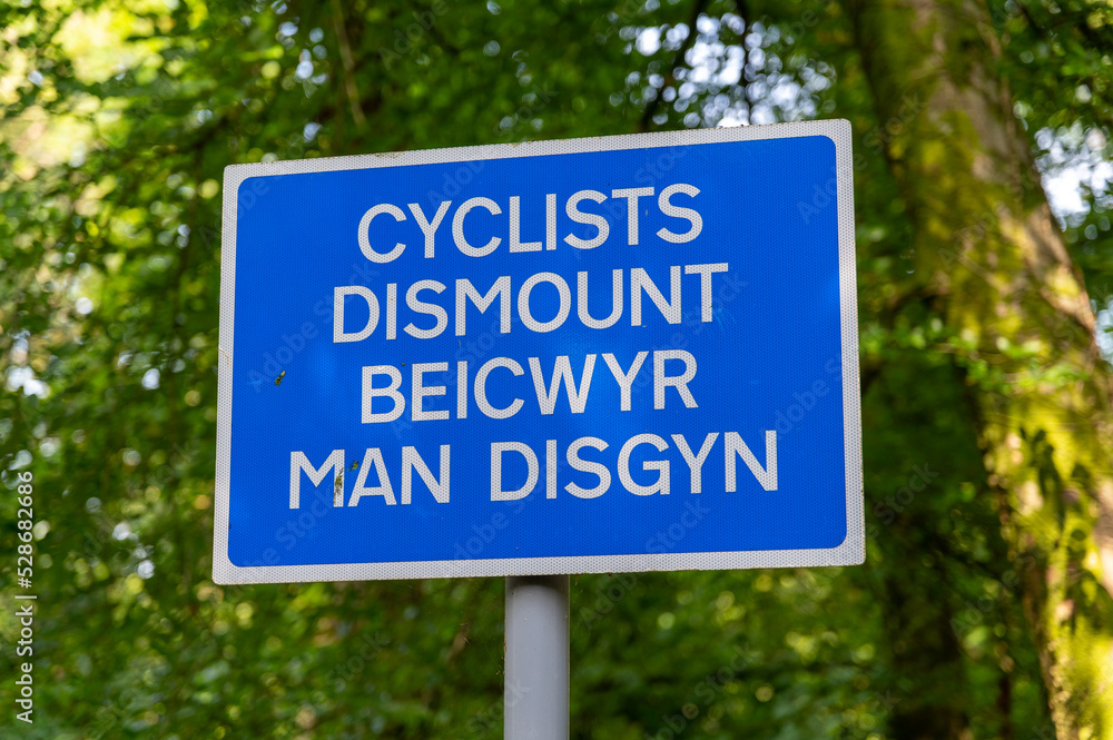 Sign ordering cyclists to dismount in English and in Welsh