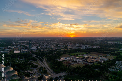 Sonnenuntergang am Olympiaturm in München