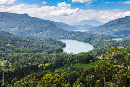 Obraz na płótnie Magnificent lakes among the jungle of the island of Sri Lanka under clouds w salonie