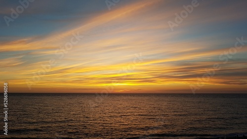 Fin de coucher de soleil à Etretat, mer et ciel nuancé de couleurs