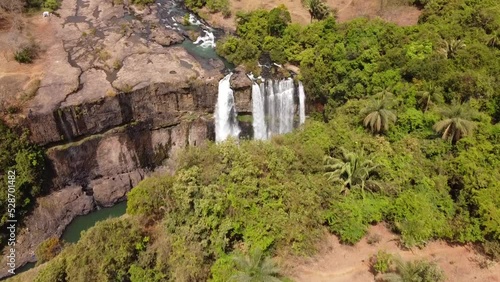 cachoeira da fumaça, em Uberlandia, Minas Gerais, no Brazil, aqui ela estava mais vazia proporcionando voos lindos de drone, a cachoeira ao longe, mostrando toda sua beleza e grandeza photo