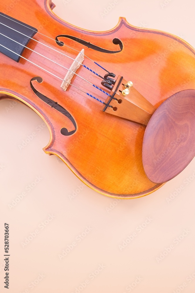 Obraz premium violino acustico su sfondo beige con spazio per testo