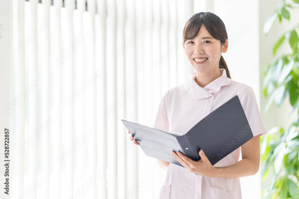 ファイルを持つ看護師 ファイルを持つ看護師