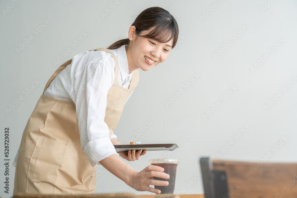 カフェ店員　女性