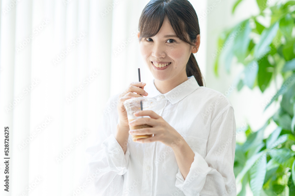 カフェでコーヒーを飲む女性