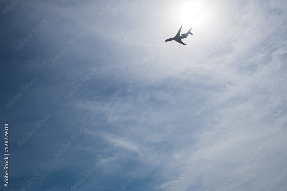 成田空港の青空に飛び立つ小型ジェット機