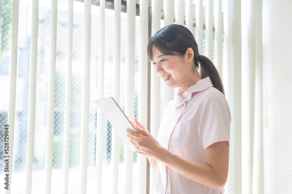 タブレットを持つ看護師 タブレットを持つ看護師