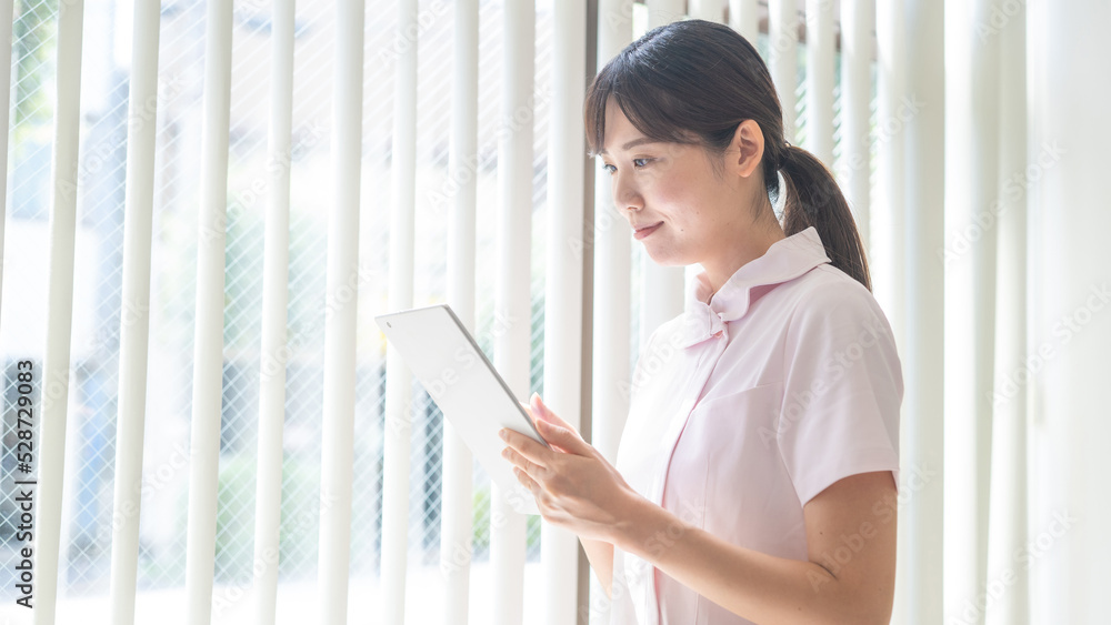 タブレットを持つ看護師 タブレットを持つ看護師