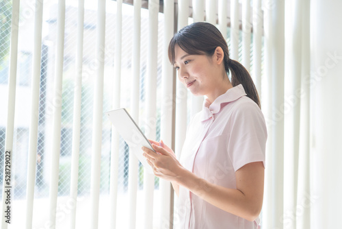 タブレットを持つ看護師 Free Download タブレットを持つ看護師 - GFXLoad