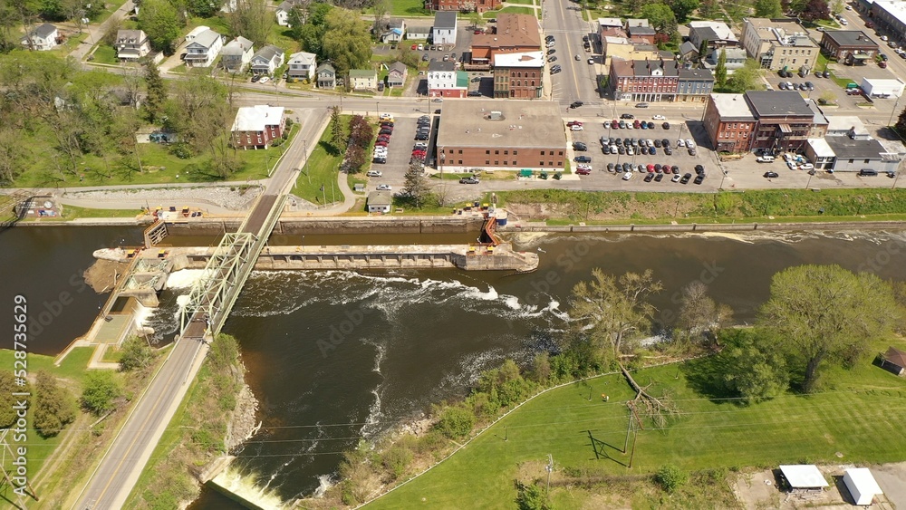 Obraz premium Lock on the Erie Canal in a small American town, Lyons, NY
