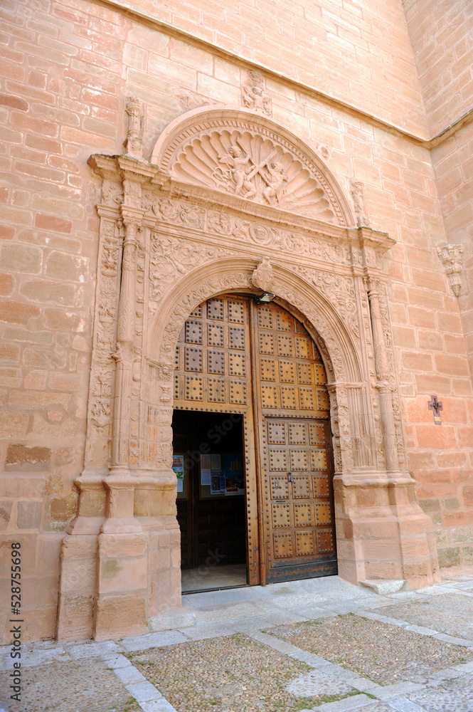 Portada plateresca de la Iglesia de San Andrés en Villanueva de los Infantes, provincia de Ciudad Real, Castilla la Mancha, España