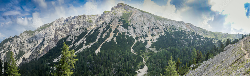 Obraz premium The amazing high mountain peaks of the Italian Dolomites and the surrounding nature