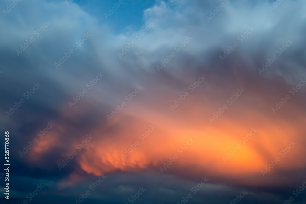 Obraz premium Ciel d'orage au coucher du soleil