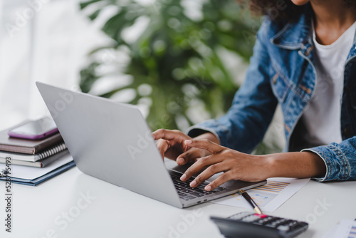 Billede på lærred office girl's hands typing input data