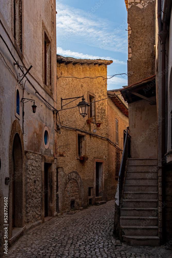 Straße in der Altstadt von Sermoneta in Latium in Italien