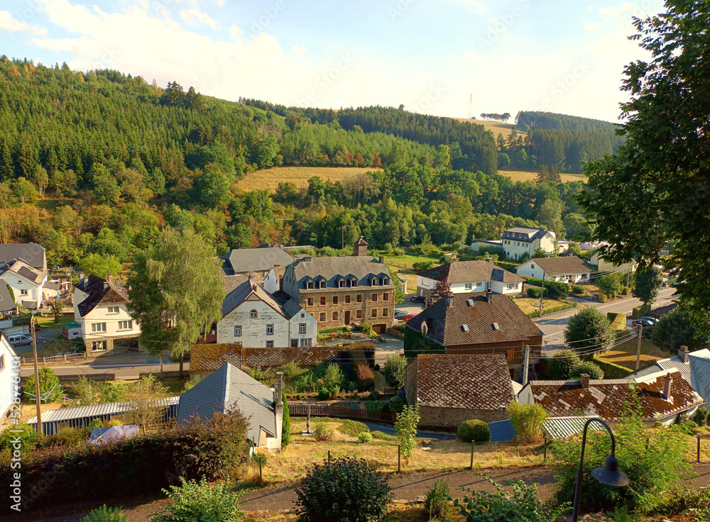 Blick auf den Ort Reuland von der Ruine der Burg Reuland in der Gemeinde Burg-Reuland in der Provinz Lüttich in Ostbelgien im Dreiländereck Deutschland, Luxemburg, Belgien. 