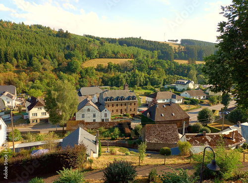 Blick auf den Ort Reuland von der Ruine der Burg Reuland in der Gemeinde Burg-Reuland in der Provinz Lüttich in Ostbelgien im Dreiländereck Deutschland, Luxemburg, Belgien. 