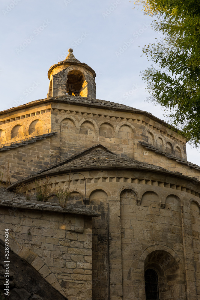 Eglise de Saint-Martin-de-Londres illuminée par le coucher de soleil