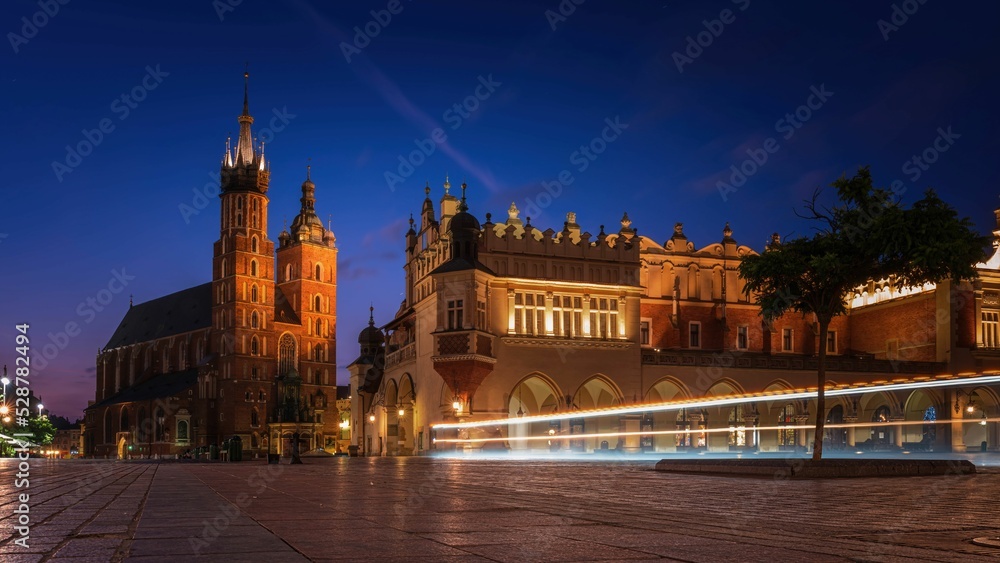 Fototapeta premium Kościół Mariacki i Sukiennice w Krakowie o poranku - średni format GFX 50 sII