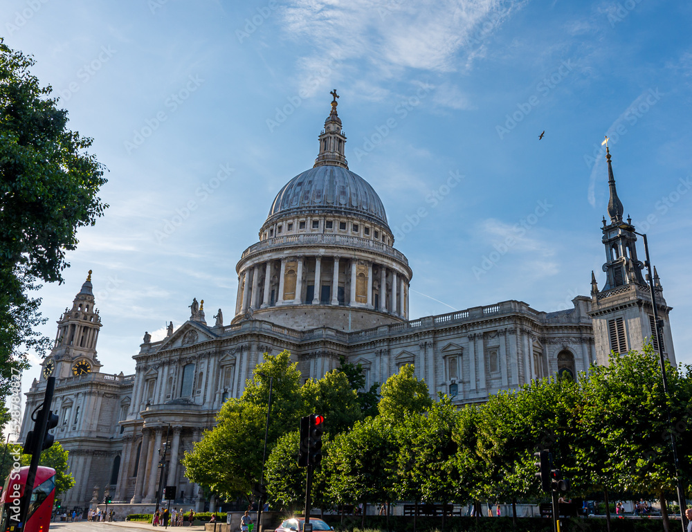 Fototapeta premium Christopher Wren's St. Paul's Cathedral in The City of London