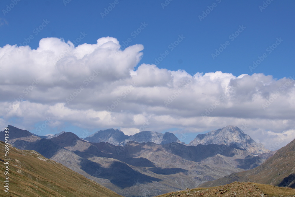 Splendido panorama alpino in una giornata parzialmente nuvolosa