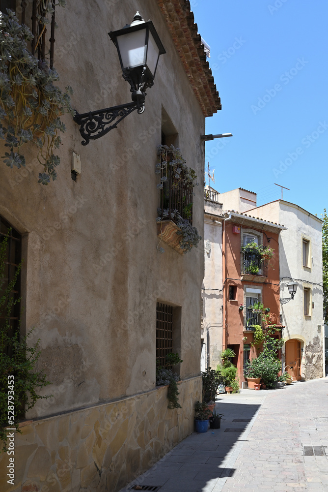 alte häuser in der altstadt von cambrils, tarragona, spanien